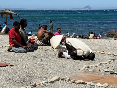 I clandestini a Ceuta improvvisano una moschea sulla spiaggia