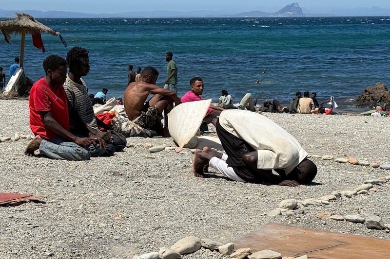 I clandestini a Ceuta improvvisano una moschea sulla spiaggia