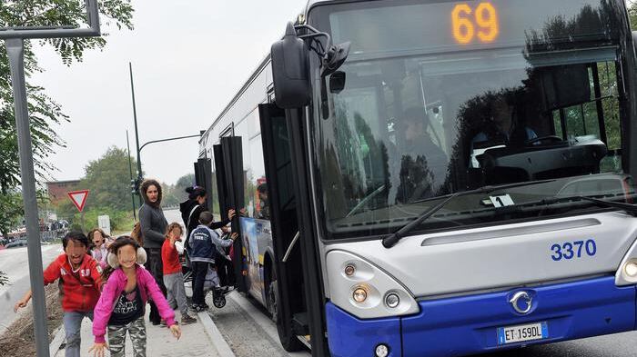 Bus separati a Borgaro Torinese: il sindaco ha fatto sparire i rom con i blindo dei carabinieri