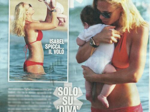 Ilary Blasi mamma tenerissima al mare con la piccola Isabel
