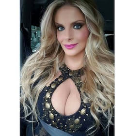 Francesca Cipriani: il seno esplode dalla scollatura 3