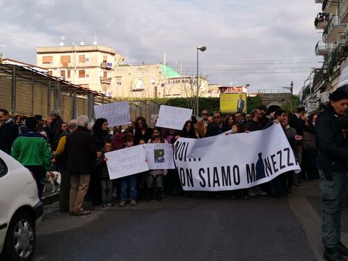 "Non siamo monnezza". Bagnoli non ne può più: la protesta contro i rifiuti