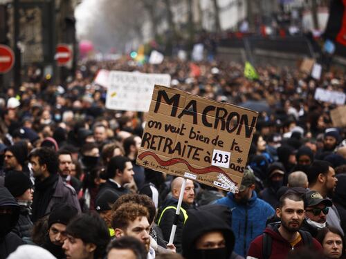 Francia, rabbia e violenze. Proteste in oltre 240 città. L'inferno dei black bloc