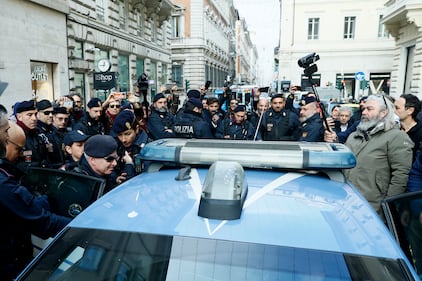 Ultima generazione tenta il blitz a Palazzo Chigi: fermati dalla polizia 7