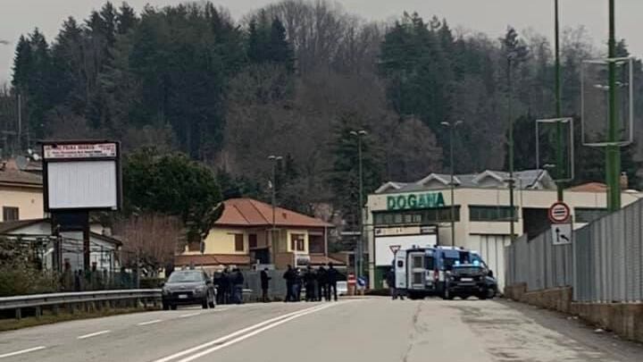 "Ho una bomba in auto". Scatta il panico alla frontiera per il suv a tutta velocità