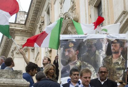 Marò tolti dal Campidoglio: scatta la protesta contro Marino 9