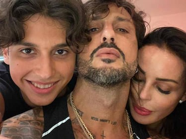 Fabrizio Corona, Nina Moric e il figlio Carlos Maria insieme in una foto recente.