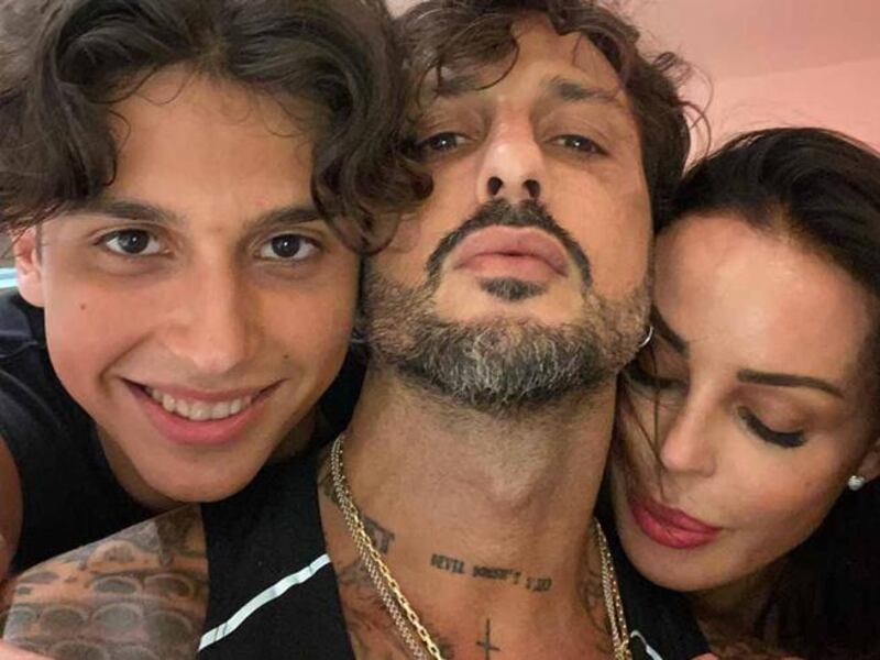 Fabrizio Corona, Nina Moric e il figlio Carlos Maria insieme in una foto recente.