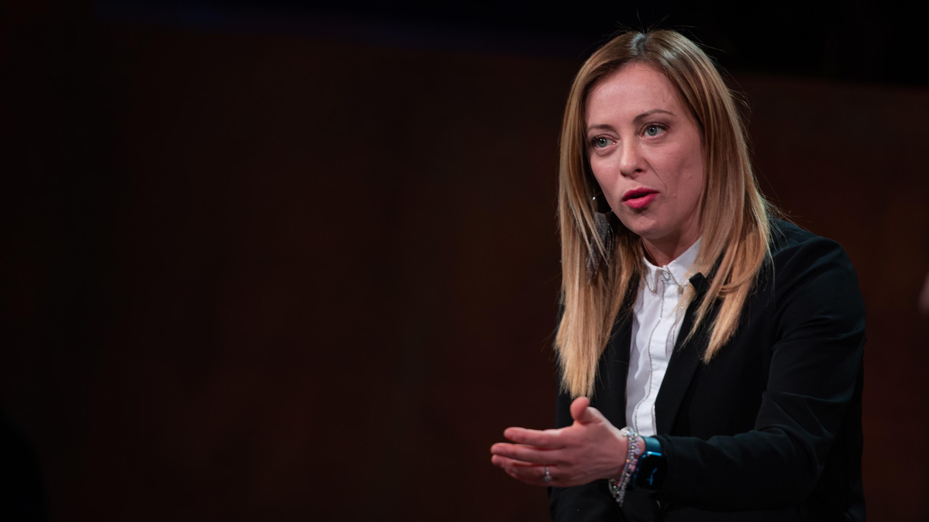 "Illiberale, pericolo...". Il guru della sinistra ora giudica la Meloni