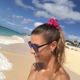 Martina Colombari hot in reggiseno trasparente 30