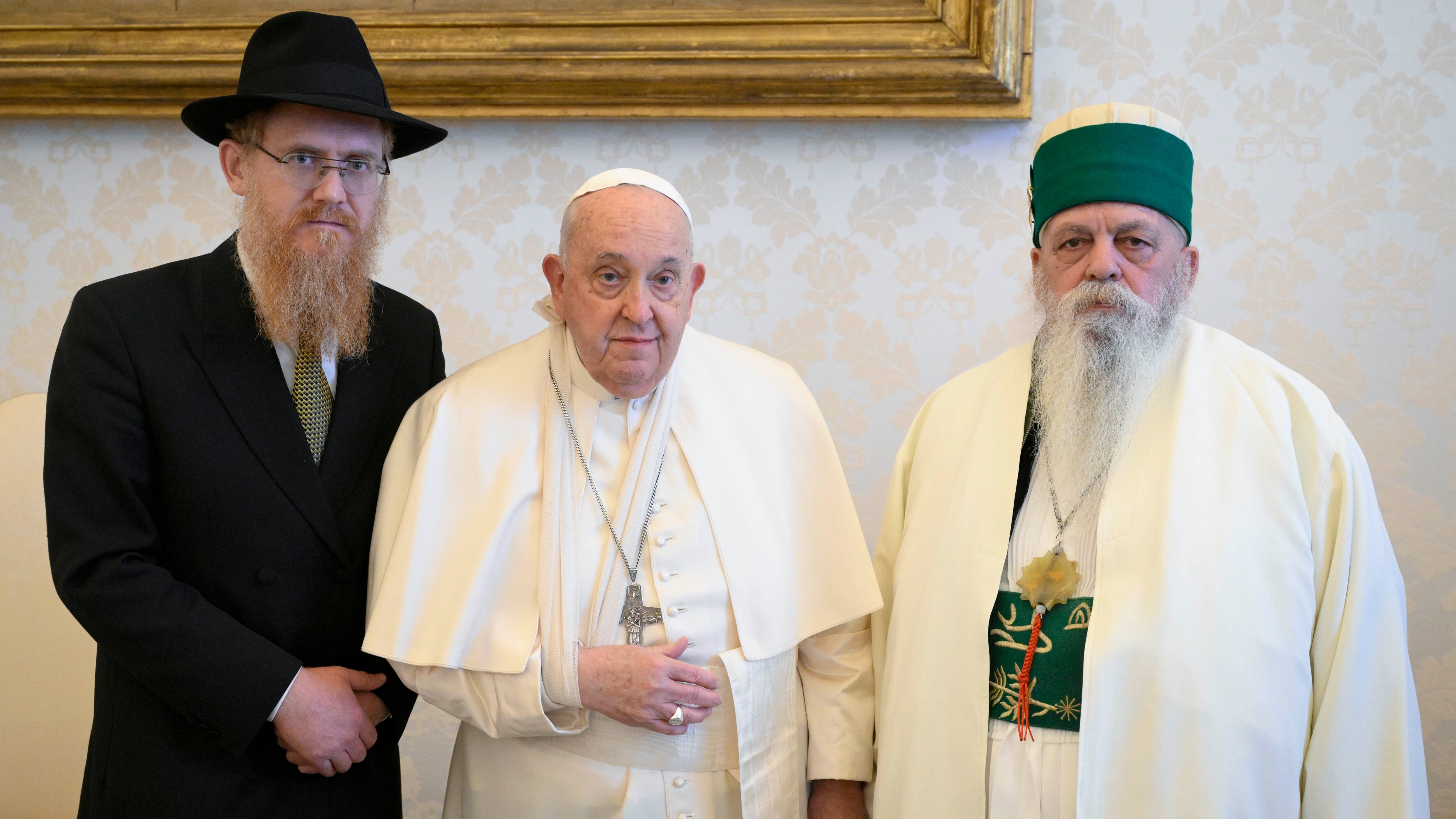 Il Papa cade a S. Marta, contusione all'avambraccio