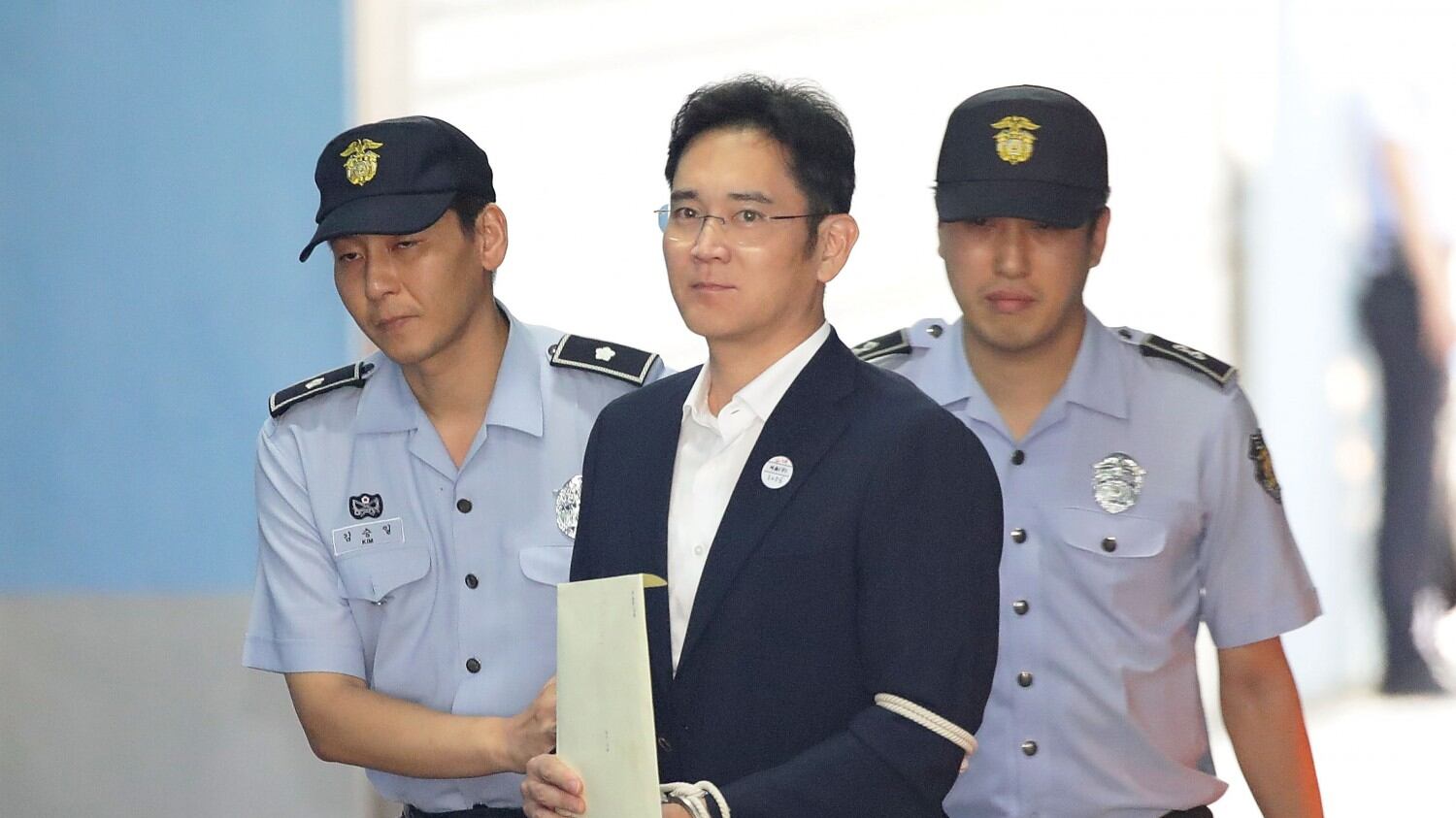 Tangenti, cavalli e sciamane. Condannato mister Samsung