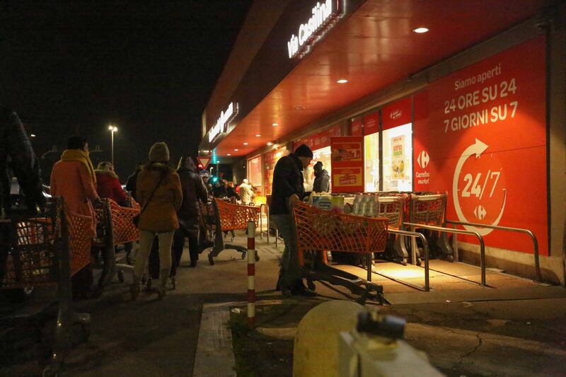 Coronavirus, l'assalto notturno ai supermercati 1