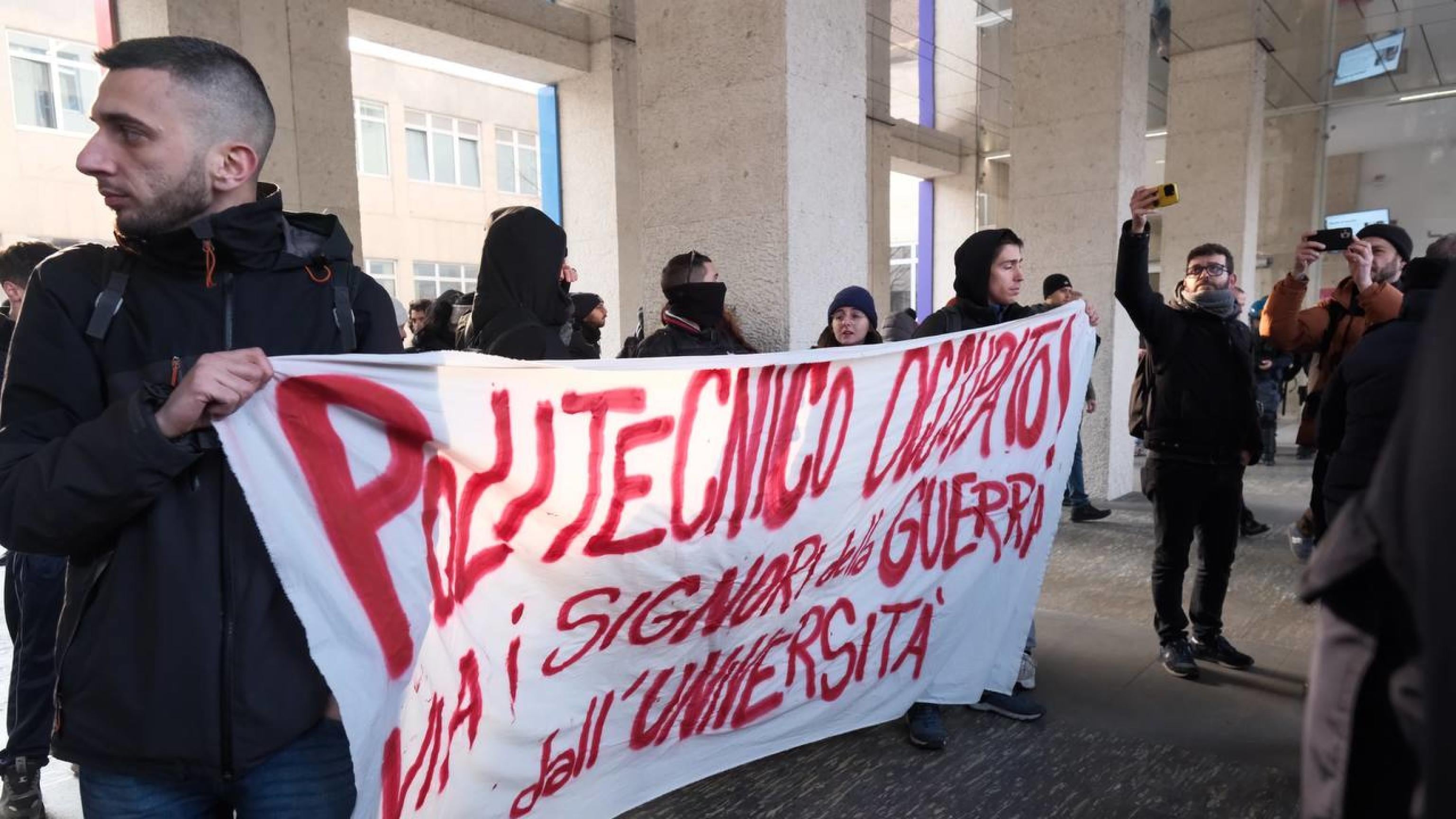 "Blocchiamo la guerra". Protesta dei collettivi studenteschi contro Tajani a Torino: scontri con la polizia