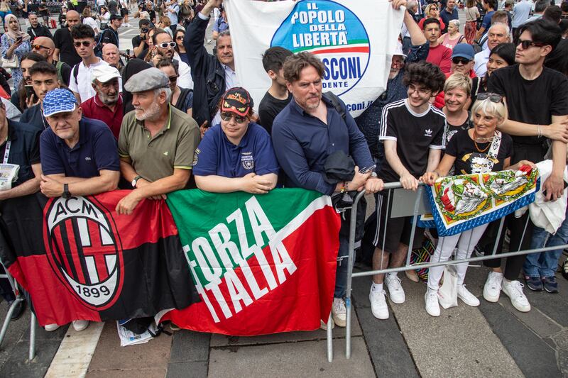 Striscioni e bandiere al funerale di Berlusconi 5