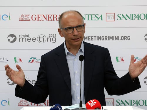 Letta vuole accelerare: "Estendere il green pass a pubblico e privato"