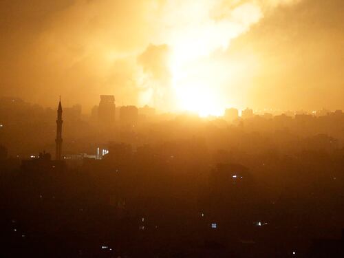 Gaza, raid senza precedenti. Hamas: "Stiamo bombardando Israele"