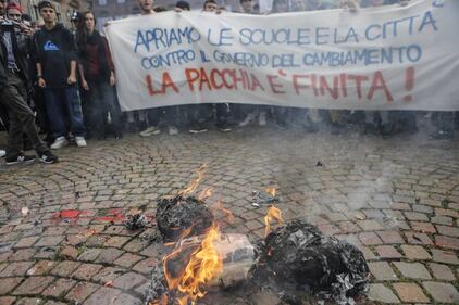 Manifestazione contro il governo: slogan e striscioni degli studenti di Torino 1