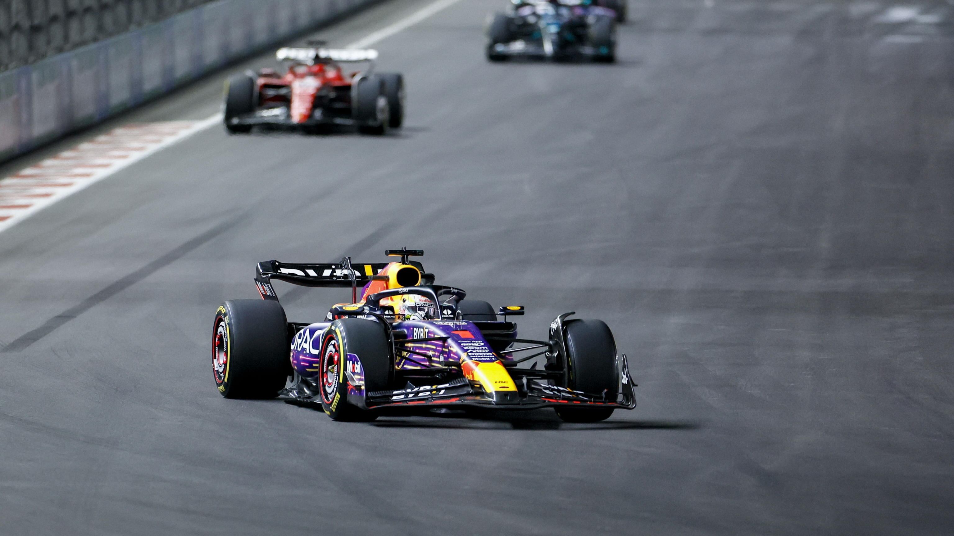 F1, nonostante una penalità a Las Vegas vince ancora Verstappen. Leclerc 2° in volata