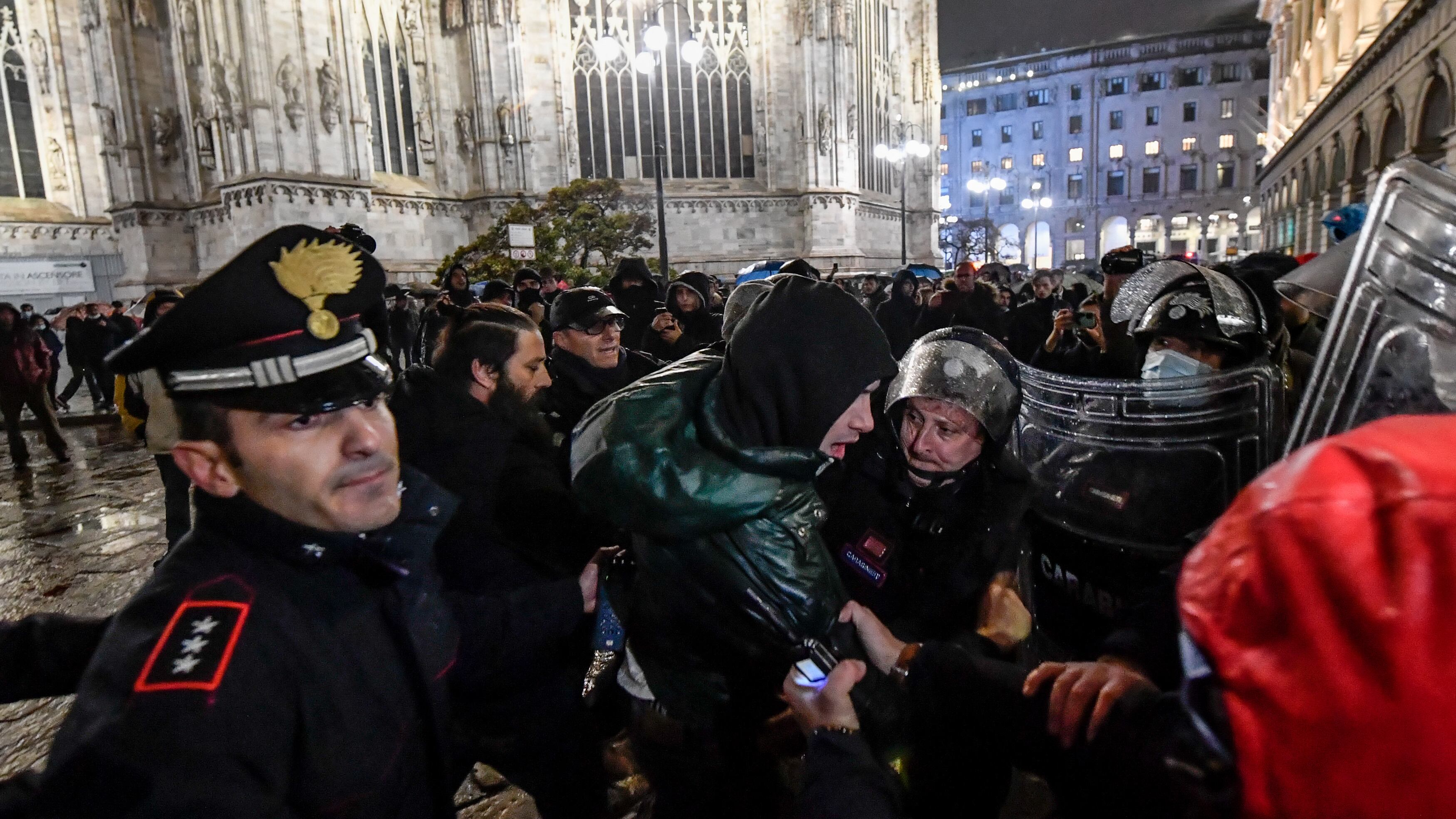 Milano e il blitz dei ribelli al Duomo blindato: tre arrestati, due denunciati e un agente ferito