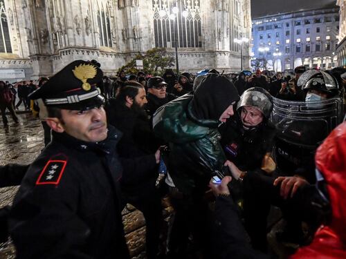 Milano e il blitz dei ribelli al Duomo blindato: tre arrestati, due denunciati e un agente ferito