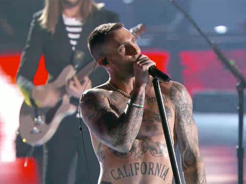 Maroon 5 superstar al Super Bowl e Adam Levine resta nudo
