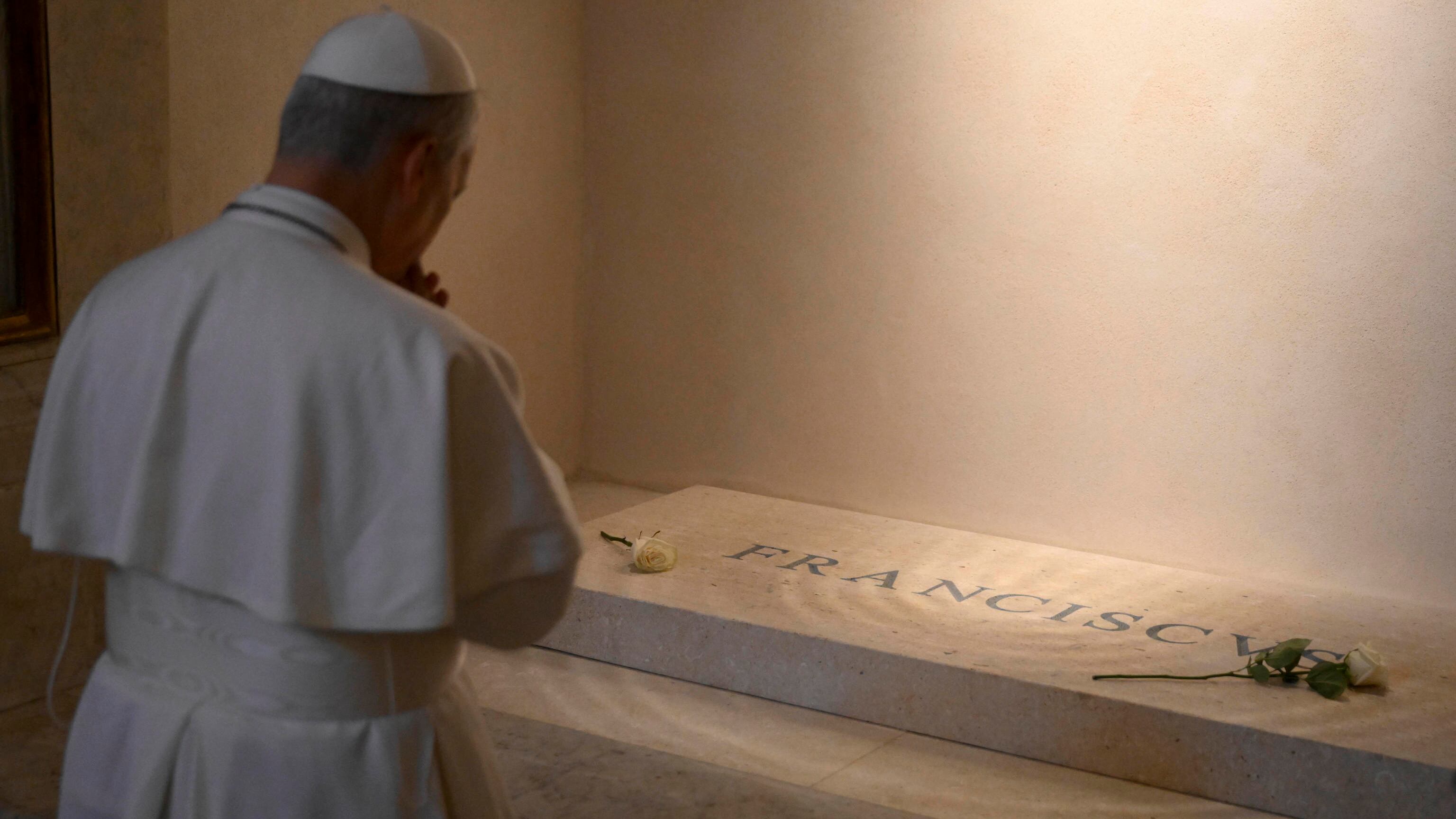 Leone XIV visita la tomba di Francesco: la preghiera e l'omaggio al predecessore