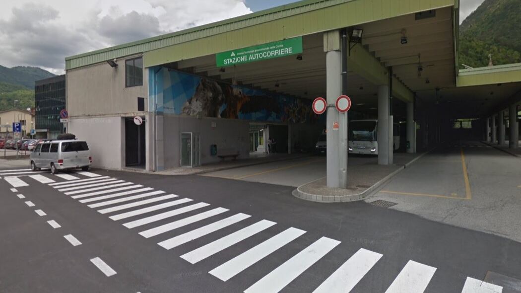 Tolmezzo, violenza a bordo di un bus: autista pestato da 2 giovani