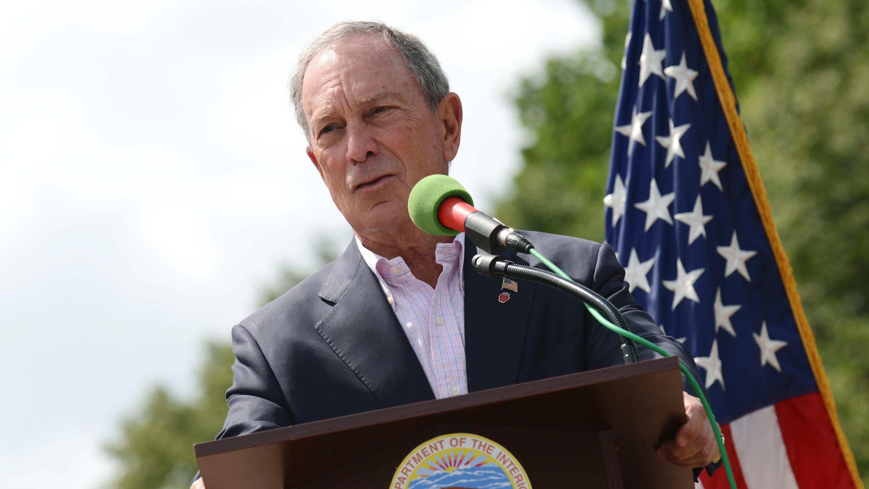 Usa, Bloomberg ufficializza la sua candidatura: correrà con i Democratici