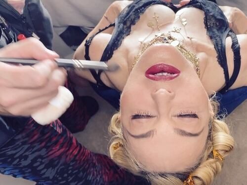 Madonna si massaggia il seno: "Aiuta le corde vocali per il concerto"