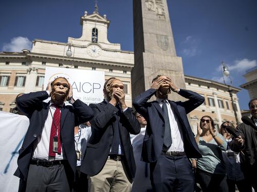 Arriva il salario minimo per i portaborse. Vietato assumere parenti
