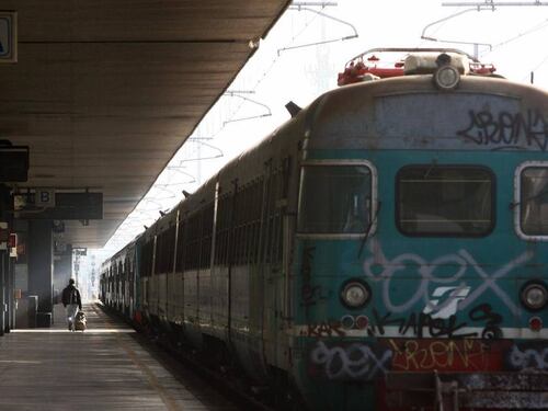 Marocchino senza biglietto blocca la partenza del treno: denunciato