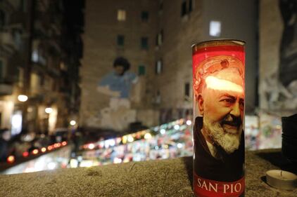 Napoli piange il suo mito Diego Armando Maradona 8