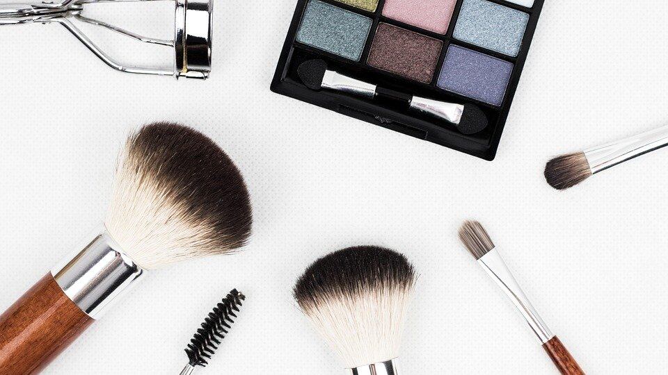 Allarme batteri nei prodotti per il make up