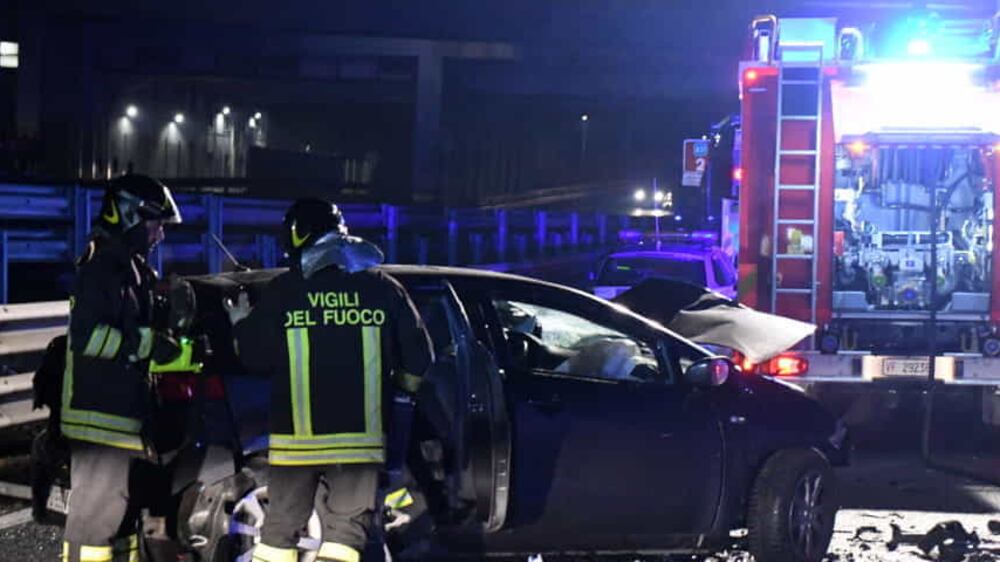 Scende dopo l'incidente: auto passa e lo uccide
