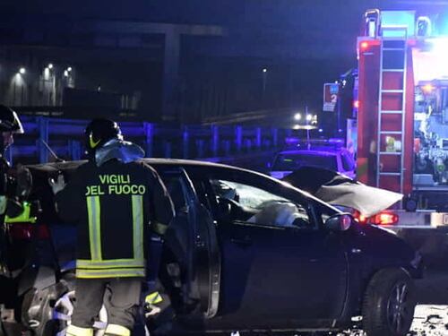 Scende dopo l'incidente: auto passa e lo uccide