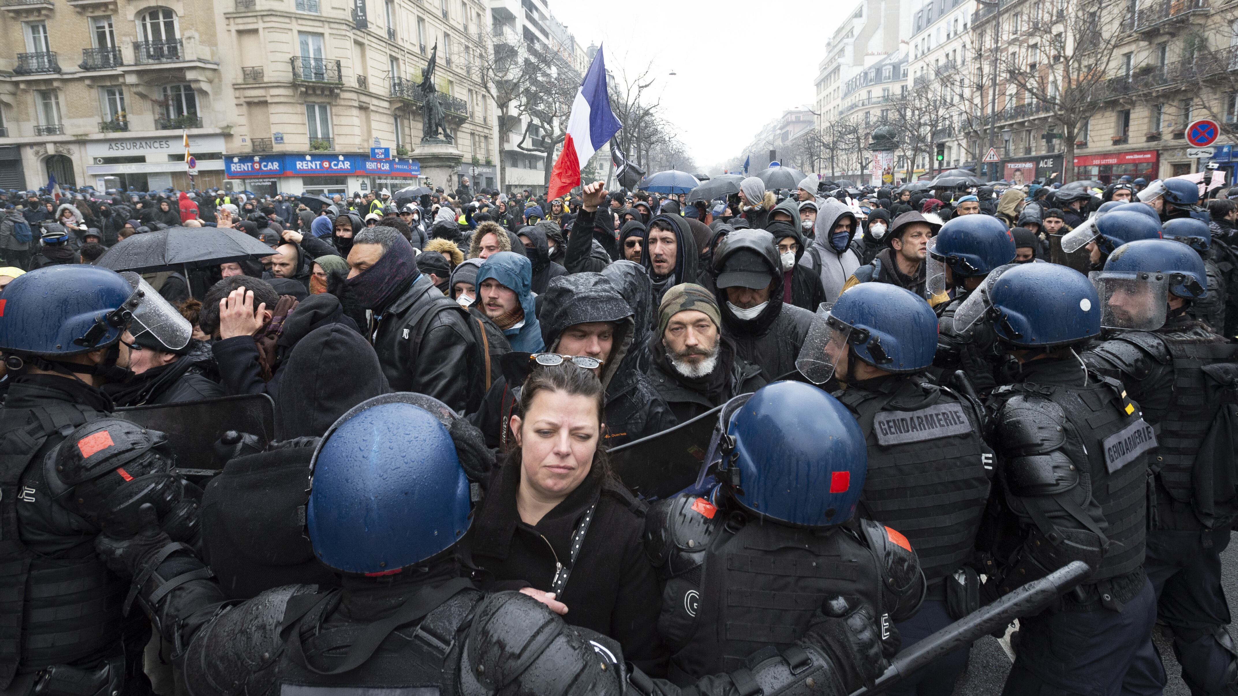 Parigi: la marcia della libertà. Scontri, violenze e 46 arresti