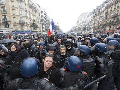Parigi: la marcia della libertà. Scontri, violenze e 46 arresti