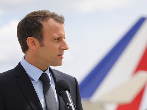 Macron disperato, ora tenta la carta del dialogo con una lettera ai francesi