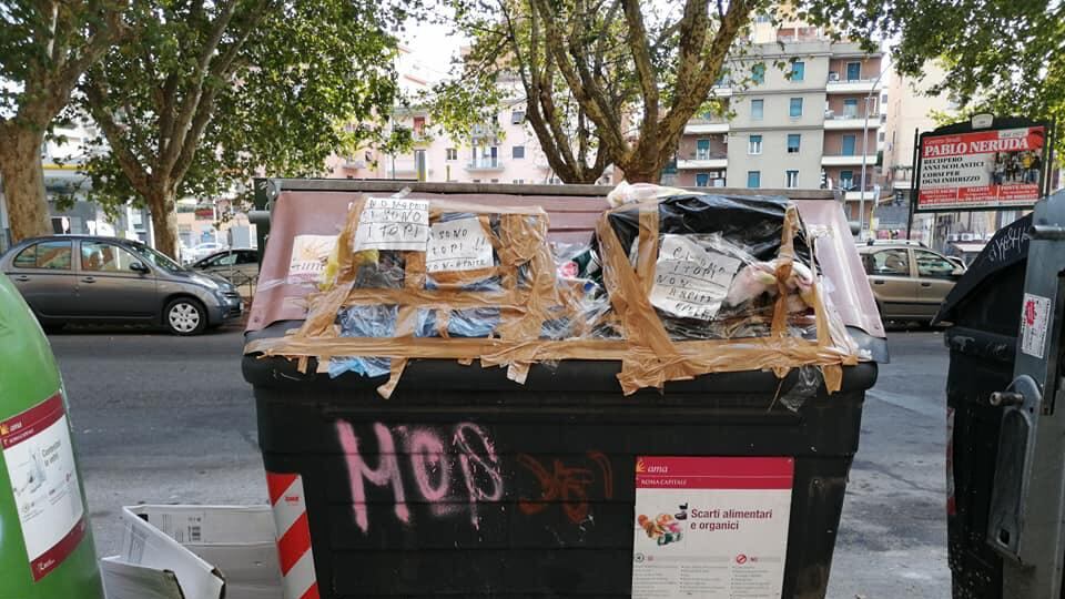 Emergenza rifiuti, i romani sigillano i cassonetti per protesta