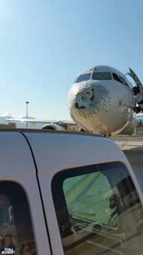 L'aereo Alitalia devastato dalla grandine 5