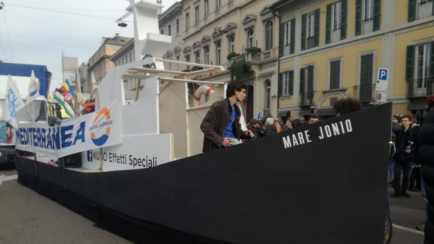 A Milano la "carnevalata" buonista