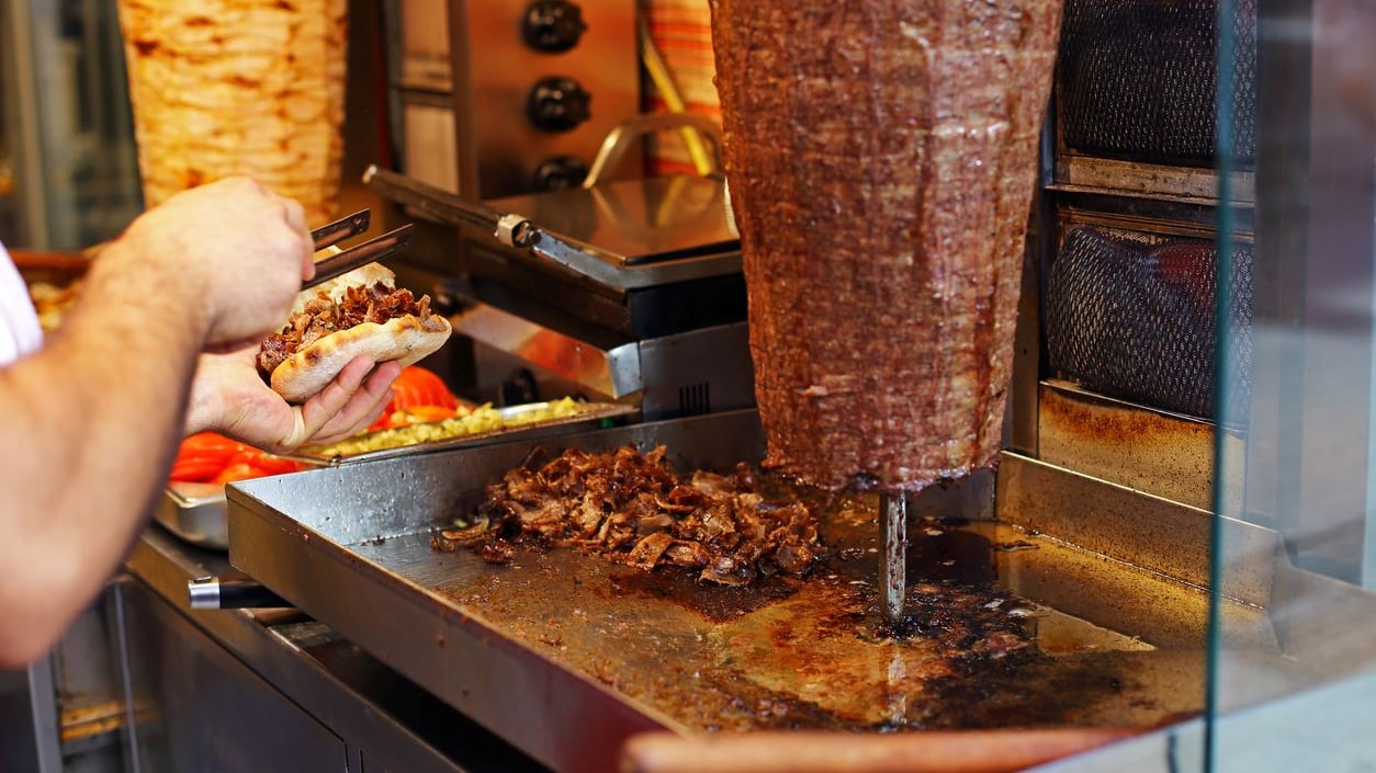 Rissa fra stranieri al kebab, minacciato 17enne che vuol chiamare 112