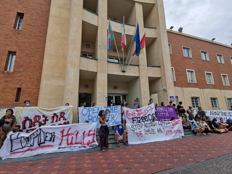 Insulti dei no border a Ventimiglia: "Vergogna, Sei una fogna" 2