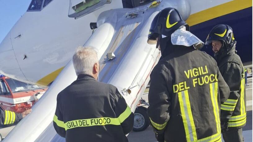 Paura all'aeroporto di Brindisi. Fiamme su volo Ryanair, passeggeri evacuati