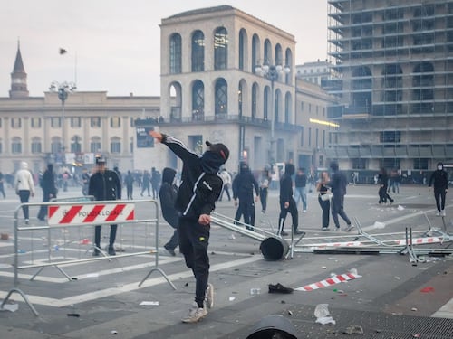 L’Europa delle piazze in rivolta: da Milano a Parigi, passando per Tirana e Bruxelles, la mappa delle proteste