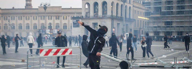 L’Europa delle piazze in rivolta: da Milano a Parigi, passando per Tirana e Bruxelles, la mappa delle proteste