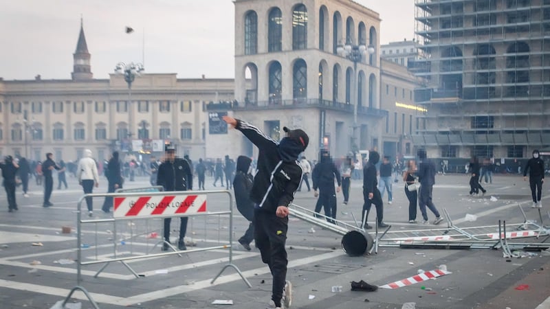 L’Europa delle piazze in rivolta: da Milano a Parigi, passando per Tirana e Bruxelles, la mappa delle proteste