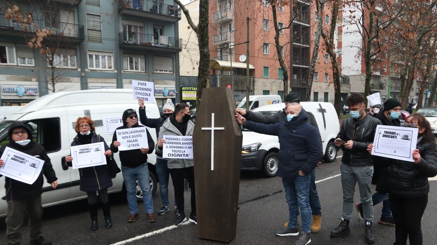 Il "corteo funebre" dei ristoratori blocca la statale: "Fateci lavorare"