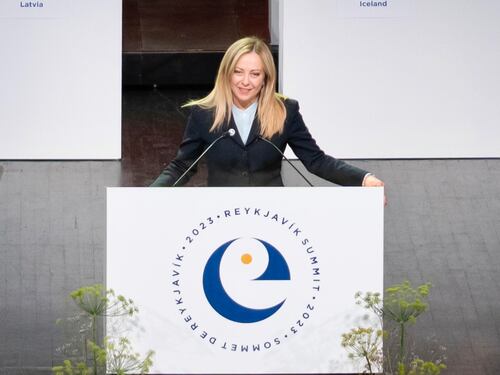 Eliseo di lotta e governo. Parigi "scavalca" Macron e attacca ancora l'Italia: "Meloni è sconsiderata"